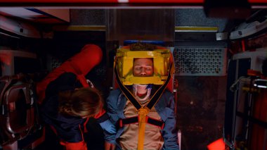 Karışık yarış ambulans doktorları araba kazasından sonra hastaya tıbbi yardım kanıtladı