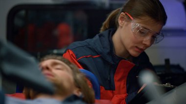 Hasta acil serviste sedyelerin üzerinde yatıyor. Paramedik yazma tanısı 