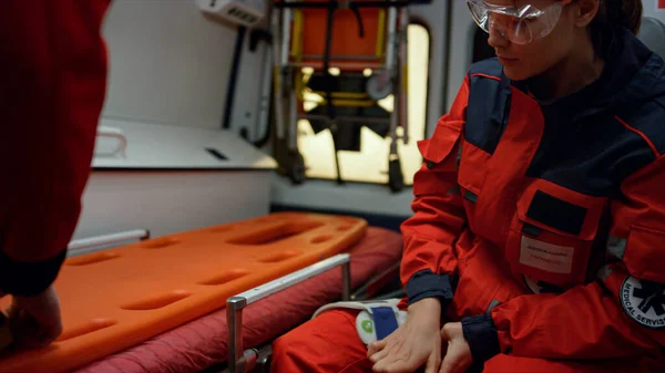 Los paramédicos trabajan en un coche ambulancia. Médico practicando primeros auxilios con inmovilizador — Foto de Stock