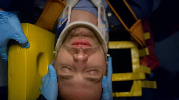 I paramedici salvano il paziente nell'auto d'emergenza. Medici che forniscono assistenza medica — Foto Stock