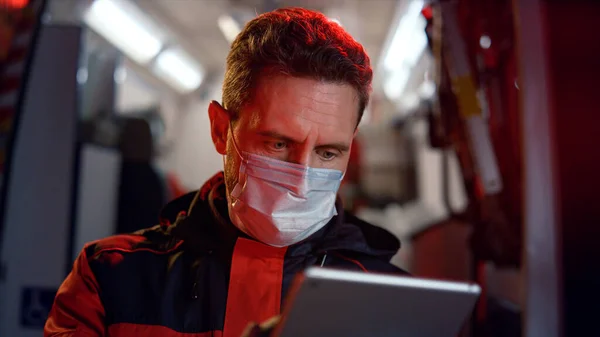 Paramedico che lavora su tablet digitale. Dottore scorrendo pagine internet su tablet — Foto Stock