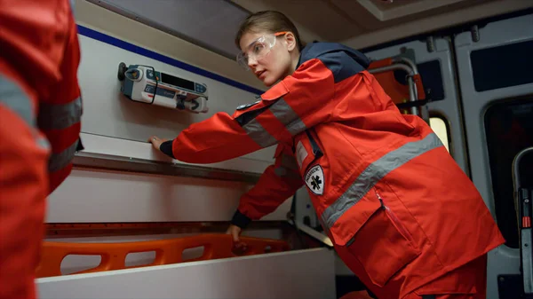 救急車の被害者のためのストレッチャーを準備するEMS救急車 — ストック写真