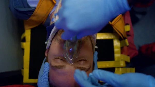 Paramedico mettere maschera di ossigeno sul paziente. Medici che danno il primo soccorso — Foto Stock