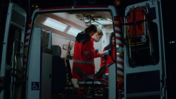 Medici di emergenza rianimano il paziente con defibrillatore in ambulanza — Video Stock