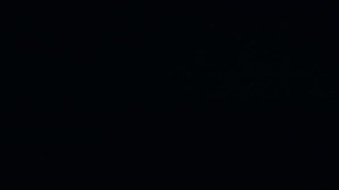 Geceleri ambulansta mavi ve kırmızı ışıklar yanıp sönüyor. Amblemli acil durum arabası.