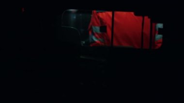 Trafik kazasına acil durum arabası geliyor. Sağlık görevlisi aracın içinde duruyor.