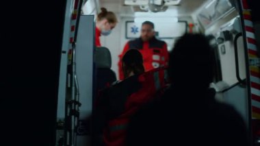 Sağlık görevlileri araba kazasından sonra hastayı kurtarıyor. Doktorlar adamı naklediyor.