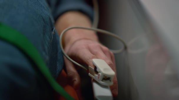 Paciente hombre comprobando el nivel de oxígeno en sangre del paciente con oxímetro en coche ambulancia — Vídeos de Stock