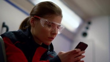 Ambulans arabasında akıllı telefon kullanan bir tıp çalışanı. Doktor cep telefonundan mesaj atıyor.