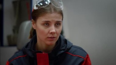 Meslektaşını dinleyen bir tıp çalışanı. Acil servis doktoru kafa sallıyor, evet.