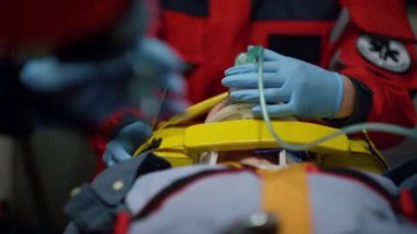 Ambulans arabasındaki yaralı hasta için ilk yardım ekibi