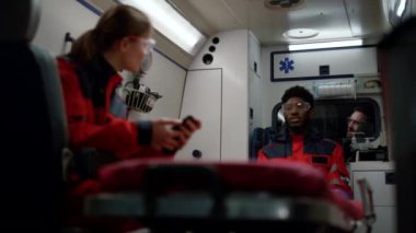 Acil durum arabasında kaza yapan sağlık görevlileri. Ambulansta ekip konuşuyor.