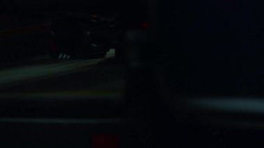 Ambulans arabasındaki hastalara tıbbi yardım sağlayan acil servis doktorları