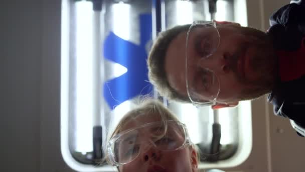 Pov patient vue des ambulanciers mettre masque à oxygène dans la voiture d'urgence