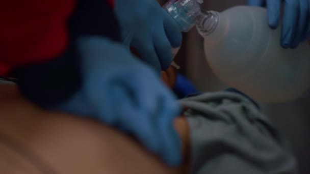 Les mains paramédicales fournissent un massage cardiaque sur la poitrine du patient — Video