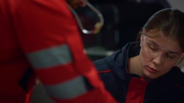 Acil serviste çalışan doktorlar. Sağlık görevlileri acil çağrıya gidiyor. 