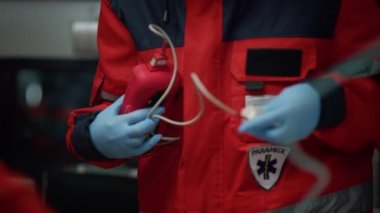 Sağlık görevlileri hastayı kurtarıyor. Ambulans ekibi tıbbi ekipman hazırlıyor. 