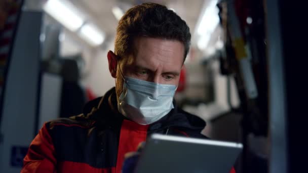 Paramedicus werkt aan digitale tablet. Arts scrollen internetpagina 's op tablet — Stockvideo