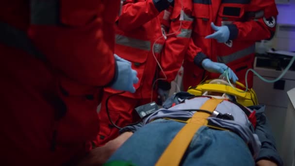 알아볼 수없는 구급차 의사들 이 응급 차량에서 피해자의 생명을 구해 주다 — 비디오