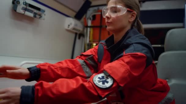 Condução paramédica em veículo de emergência. Médico se preparando macas para usar — Vídeo de Stock