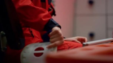Sağlık görevlisi bandajla ilk yardım yapıyor. Sıhhiyeci hareket önleyiciyi tamir ediyor