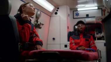 Acil durum aracında oturan Ems çalışanları. Nöbetçi sağlık personeli