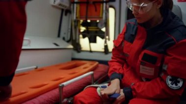 Ambulans arabasında çalışan sağlık görevlisi. Sıhhiye immobilizatörle ilk yardım pratiği yapıyor