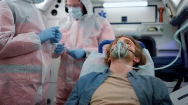 Profesyonel doktorlar ambulans arabasında koronavirüs için PCR testi yapıyorlar.