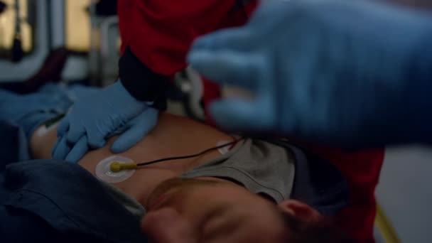 Akutläkare händer gör HLR förfarande patient på bårar — Stockvideo