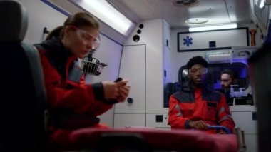 Acil durum yardımcıları ambulans arabasıyla 911 'i arıyorlar.