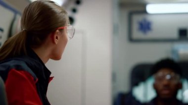 Ambulans arabasıyla sağlık görevlisi. Acil servis doktoru meslektaşımla konuşuyor.