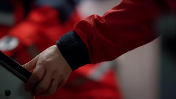 Azonosíthatatlan mentőorvosok kezei, akik hordágyat visznek elsősegélyre. — Stock videók