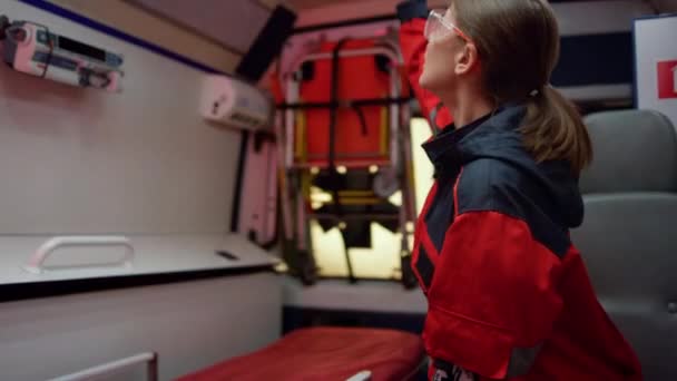 Les ambulanciers préparent des civières pour la victime dans une voiture d'urgence — Video