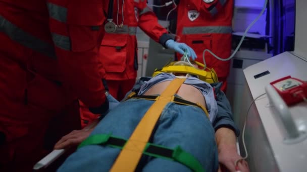 L'équipe paramédicale réagit rapidement pour fournir une aide médicale au patient blessé — Video