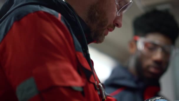 Záchranář kontroluje puls pacienta. Čas počítání asistenta — Stock video