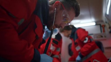 Çok ırklı sağlık görevlileri acil servisteki hastalara acil yardım hizmeti veriyor.