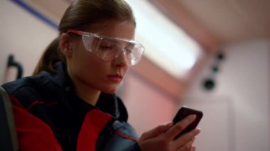 Acil durum aracında cep telefonu kullanan sağlık görevlisi.