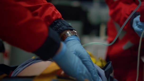 Squadra paramedica salvare la vita della vittima in maschera di ossigeno in auto di emergenza — Video Stock