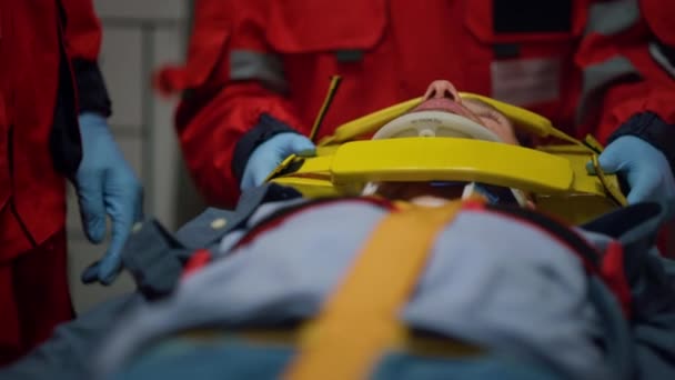 Felismerhetetlen mentősök mentik meg a beteget hordágyon a mentőautóban.. — Stock videók