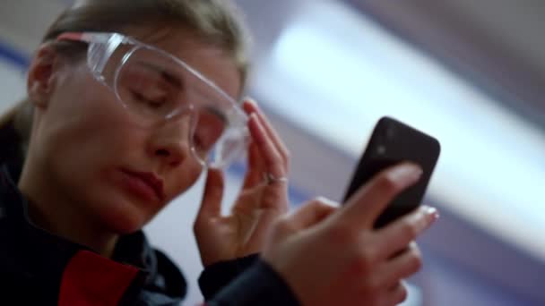 Médico exausto usando telefone celular. Profissional paramédico sentindo-se cansado — Vídeo de Stock