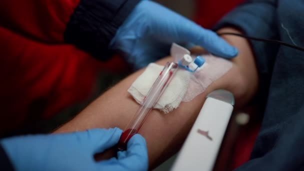 A mentősök mintát vesznek a vérvizsgálathoz. Orvos orvosi segítséget nyújt az embernek — Stock videók