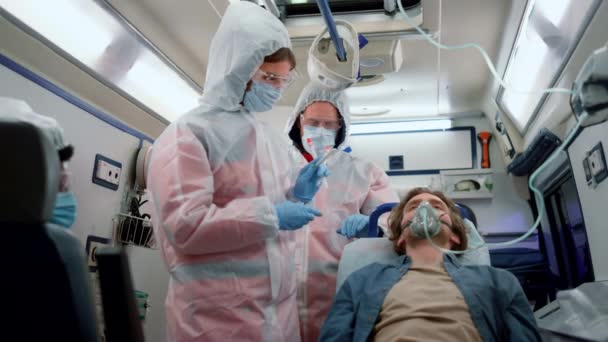 Médicos de raça mista que tomam swab de nasofaringe de paciente para amostra de coronavírus — Vídeo de Stock