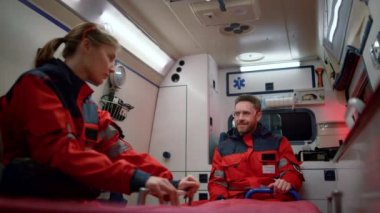 Ambulans arabasının içinde acil durum çağrısı yapan sağlık ekipleri.