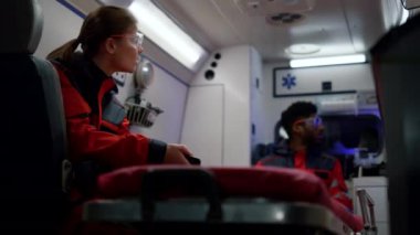 Tıbbi ekip acil durum aracında çalışmaktan bahsediyor. Nöbetçi doktorlar