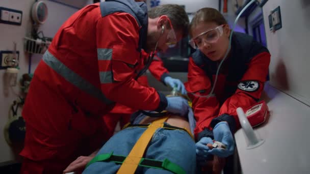 救急車の患者の医療支援を提供する混合レース医師 — ストック動画