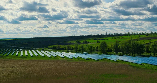 Solarmodule aus der Luft parken im grünen Hintergrund der Natur. Nachhaltige Energie — Stockfoto