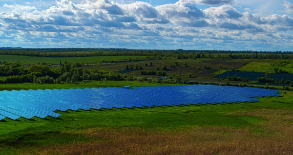 Solarmodule aus der Luft Park in Landschaft mit Wolkenhimmel — Stockfoto