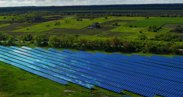 Solarpark aus der Luft. Drohnen-Ansicht blaue Photovoltaik-Solarzellen-Reihen. — Stockfoto