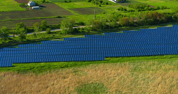Sonnenkollektoren aus der Luft Feldlandschaft. Alternative Energieanlagen — Stockfoto