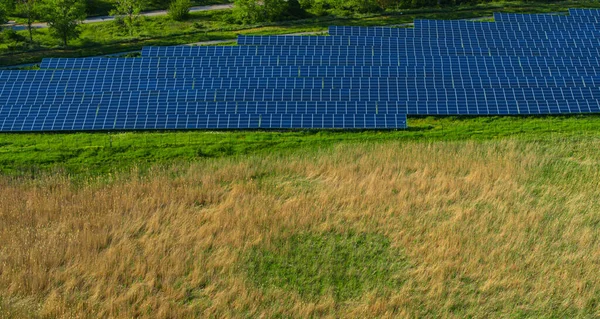 Solarbatterien auf dem Land. Erneuerbare alternative Energiequellen — Stockfoto